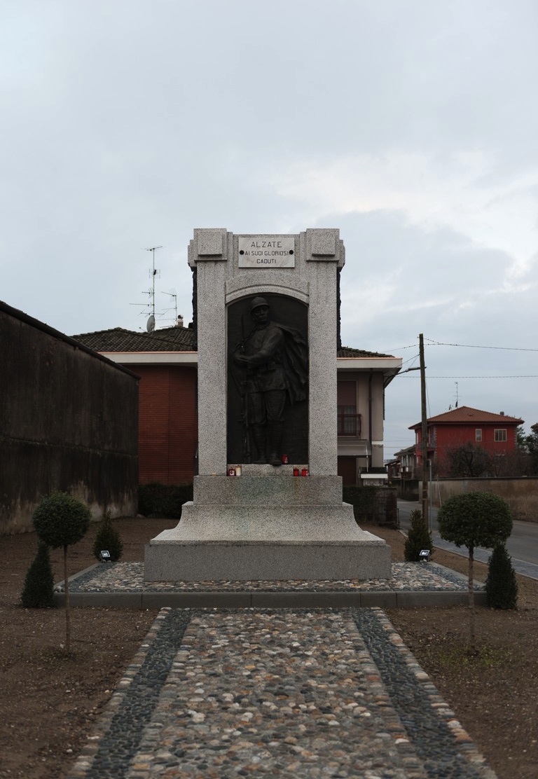 figura di soldato: fante (monumento ai caduti - a cippo) - ambito piemontese (secondo quarto, metà sec. XX, sec. XX)