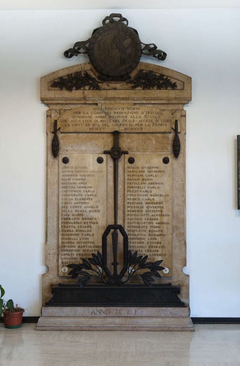 allegoria della Vittoria (lapide commemorativa ai caduti) di Villani, L, Tantardini, Edoardo (primo quarto sec. XX)