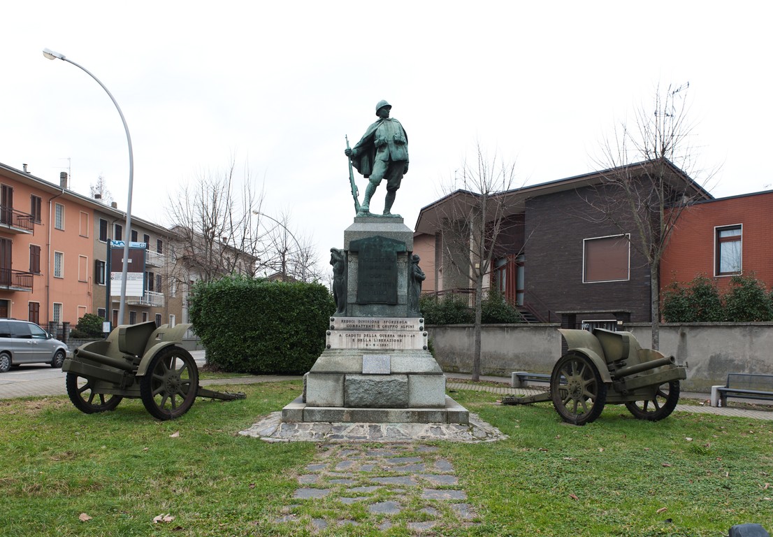 figura di soldato: fante, il lavoro dell'uomo, figura di soldato con allegoria della Vittoria e soldato morente, tropaion di armi e rami di alloro e quercia (monumento ai caduti - a cippo) di Cattaneo, Enrico, Cattaneo, Angelo (primo quarto sec. XX)