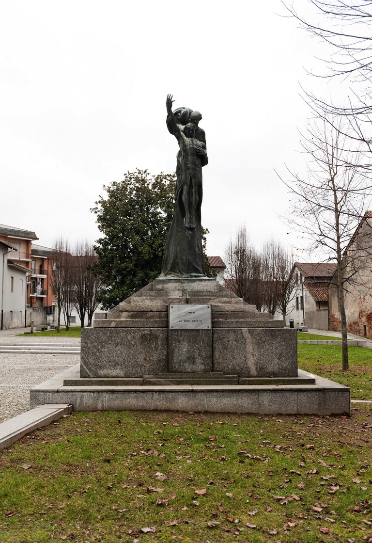 allegoria della Vittoria che sostiene un soldato morente (monumento ai caduti - a cippo) di Montegani, Angelo, Savini e Ripamonti Ditta (primo quarto sec. XX, sec. XX)