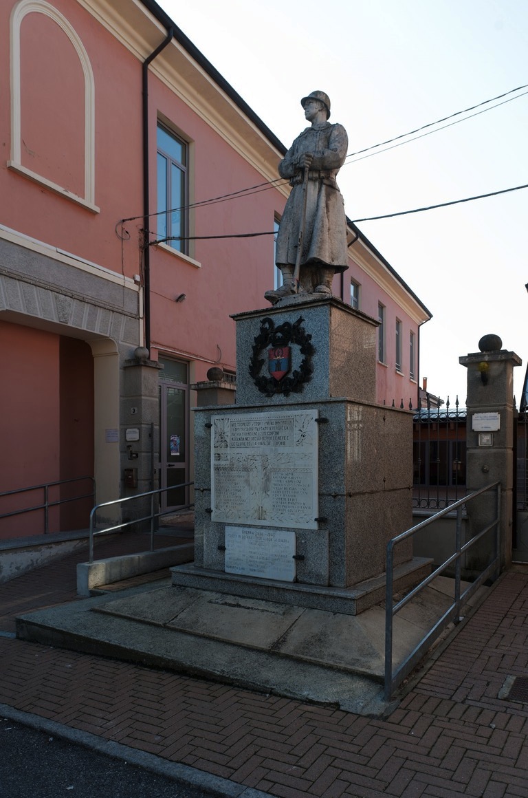 stemma comunale, figura di soldato (monumento ai caduti - a cippo) - ambito piemontese (primo quarto, metà sec. XX, sec. XX)