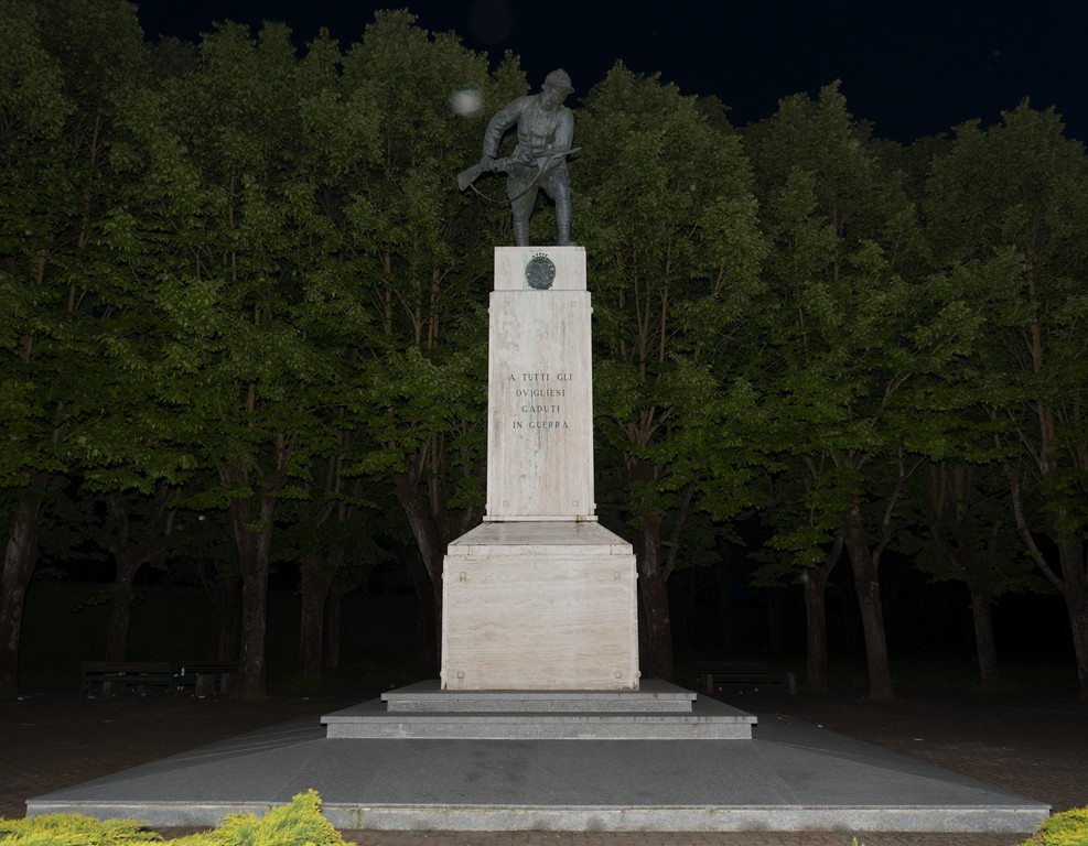 figura di soldato in combattimento, stemma comunale (monumento ai caduti - a cippo) - ambito piemontese (primo quarto sec. XX)