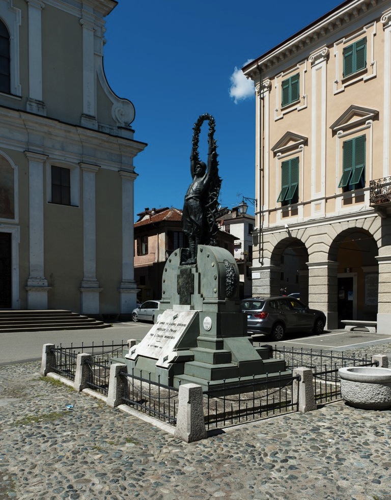 figura di soldato fra rami di spine (monumento ai caduti - a cippo) - ambito piemontese (primo quarto sec. XX)