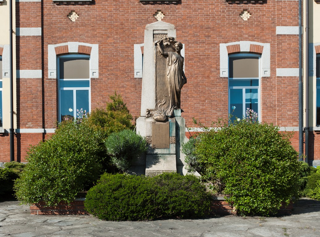 allegoria della Vittoria come donna vestita all'antica (monumento ai caduti - a cippo) di Cantoni Carlo (primo quarto sec. XX)