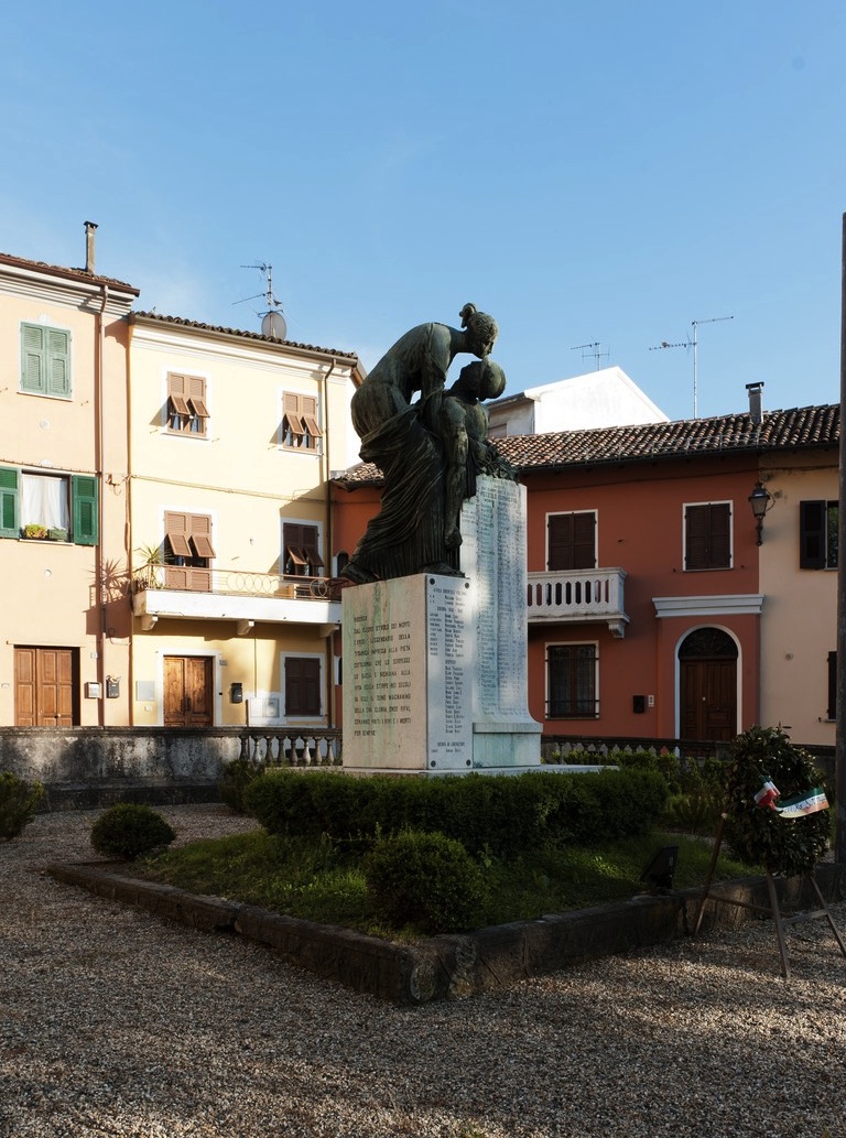 allegoria della Pietà cittadina che bacia un soldato morente (monumento ai caduti - a cippo) di Lagostena, Pietro (primo quarto, metà sec. XX, sec. XX)