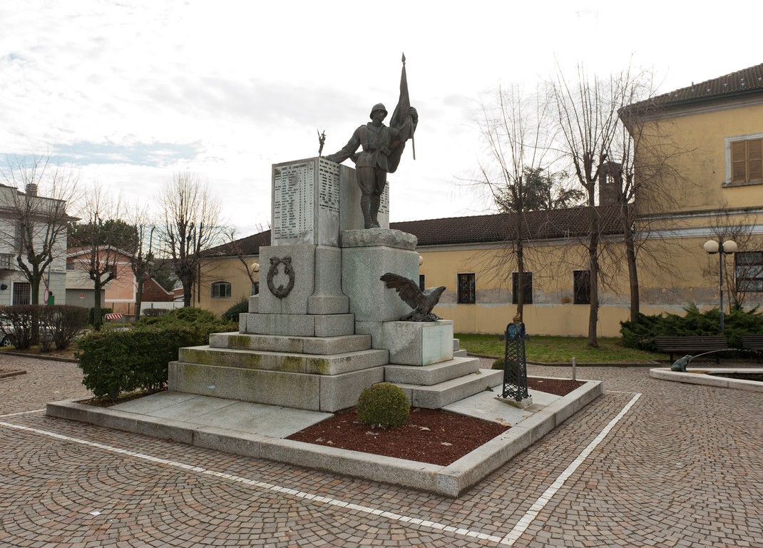 figura di fante vittorioso, allegoria della Vittoria come aquila (monumento ai caduti - a cippo) di Tantardini, Edoardo (secondo quarto, metà sec. XX, sec. XX)