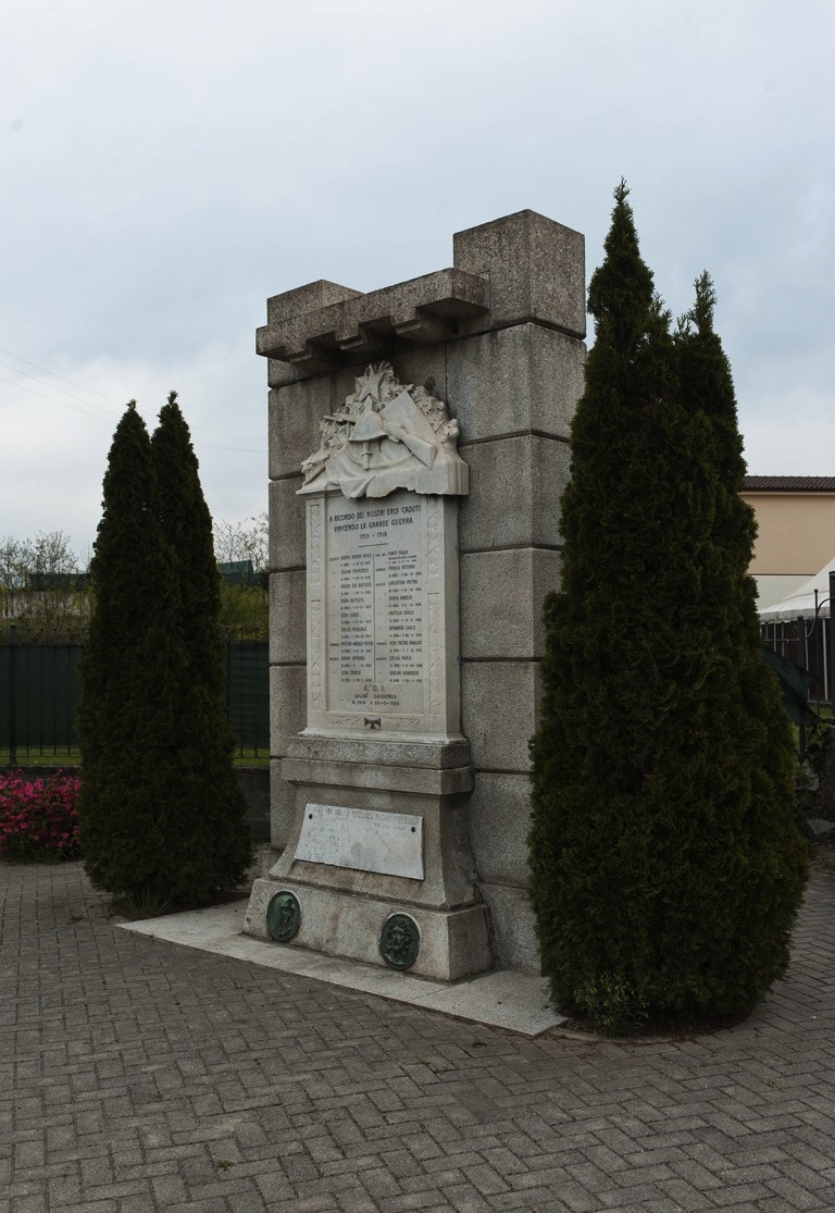 tropaion di armi, Cristo, Madonna (monumento ai caduti - a lapide) - produzione piemontese (primo quarto, metà sec. XX, sec. XX)