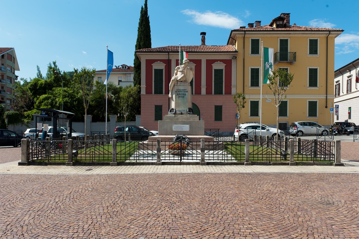 allegoria del soldato come eroe antico (monumento ai caduti - a cippo) di Pozzi, Giovanni Oreste (primo quarto, metà sec. XX, sec. XX)