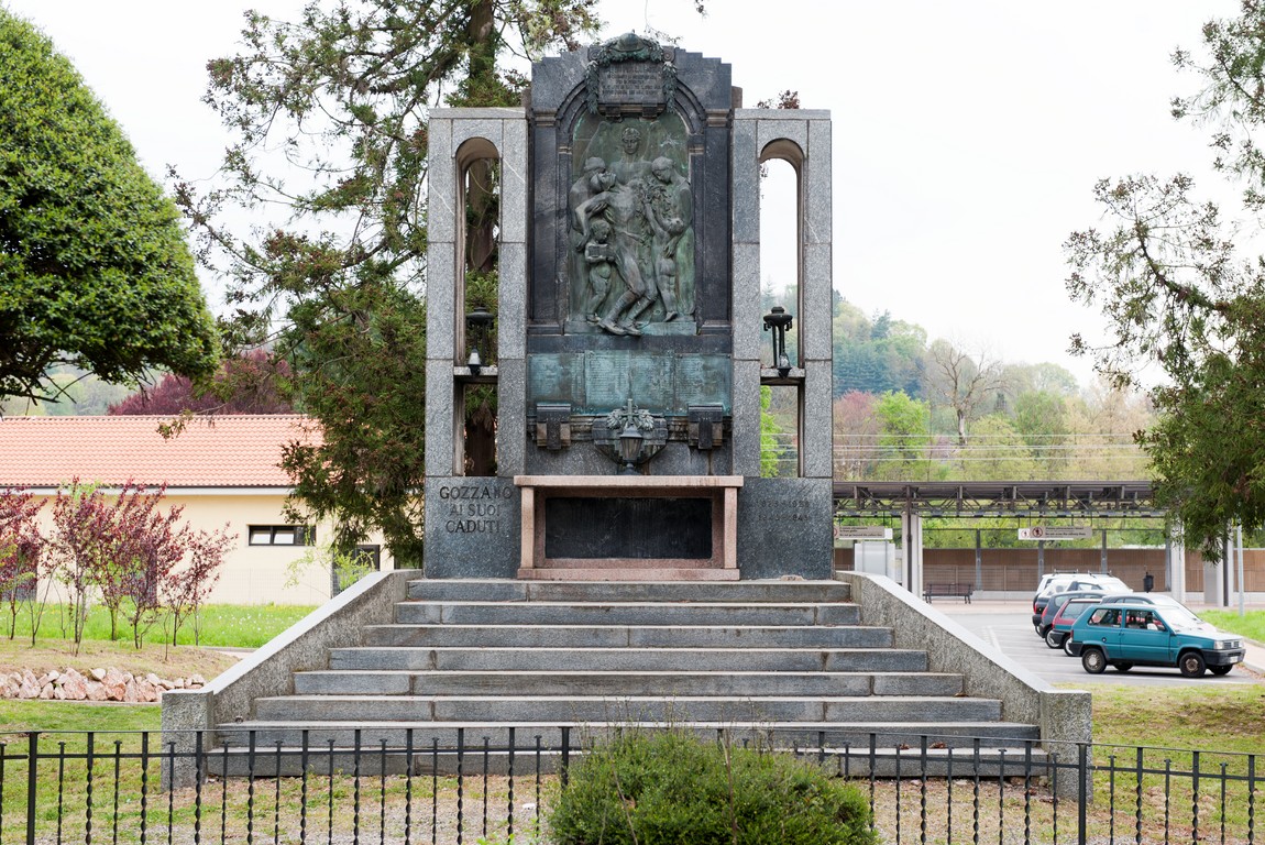 allegoria della Vittoria che incorona un soldato morente (monumento ai caduti - ad ara) di Pecora Giandomenico (secondo quarto, metà sec. XX, sec. XX)