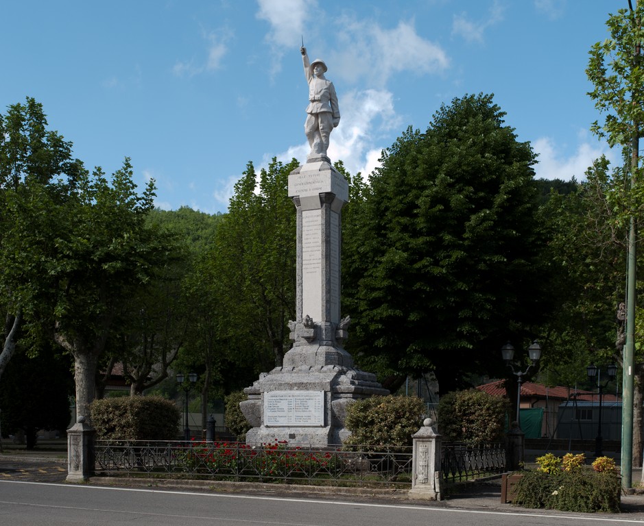 figura di soldato: fante, tropaion d'armi (monumento ai caduti - ad obelisco) - ambito piemontese (primo quarto sec. XX)