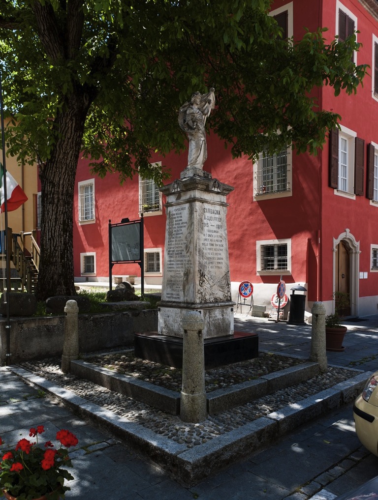 allegoria della Vittoria che porta la bandiera, tropaion di armi (monumento ai caduti - a cippo) - ambito piemontese (primo quarto, metà sec. XX, sec. XX)