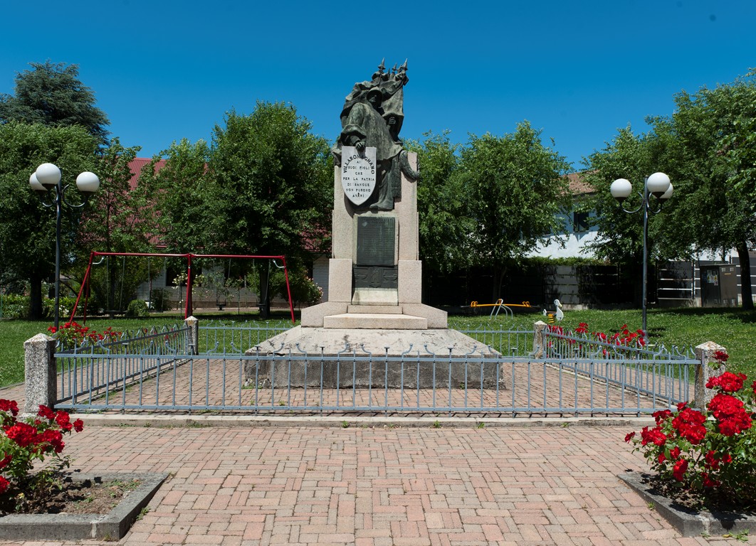figura di soldato che porta la bandiera, stemma comunale (monumento ai caduti - a cippo) - ambito piemontese (primo quarto, metà sec. XX, sec. XX)