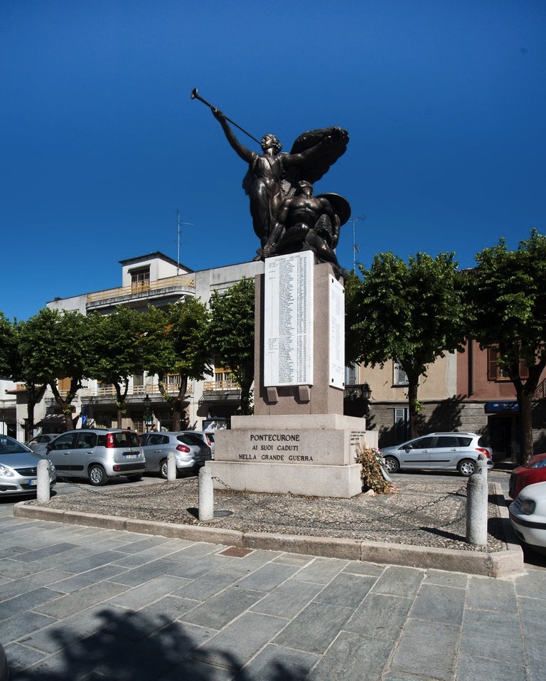 figura di soldato come eroe antico con allegoria della Vittoria (monumento ai caduti - a cippo) di Astorri, Pier Enrico (secondo quarto, metà sec. XX, sec. XX)