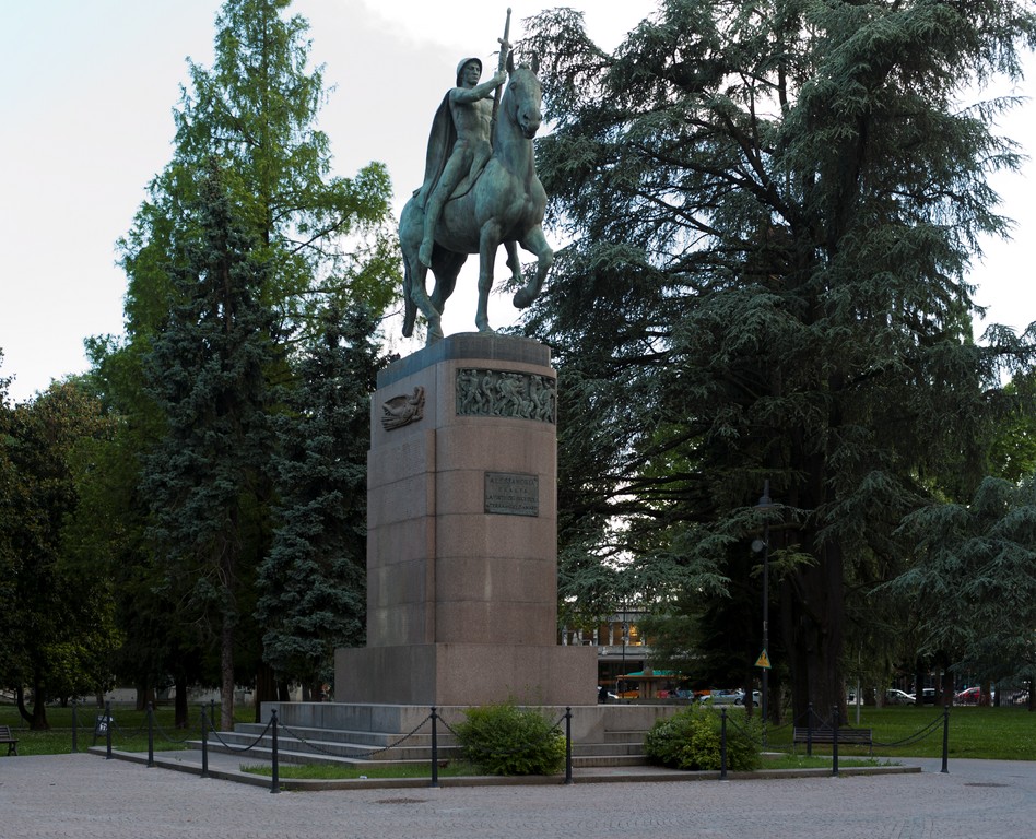 il reduce che torna dalla guerra, figura di soldato a cavallo, come eroe antico, soldati in battaglia, allegoria della Vittoria (monumento ai caduti - a cippo) di Orsolini, Gaetano (secondo quarto, metà sec. XX, sec. XX)