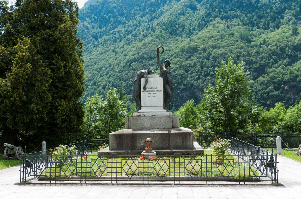 figura di soldato morente con allegoria della Vittoria (monumento ai caduti - a cippo) di Pozzi, Giovanni Oreste (primo quarto, metà sec. XX, sec. XX)