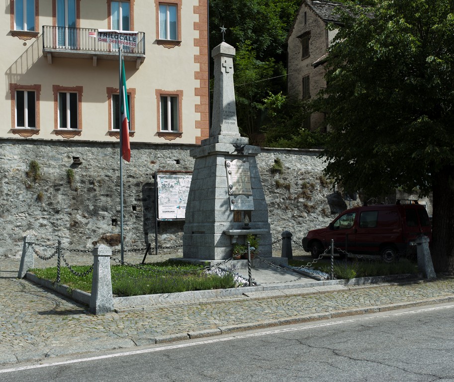 tropaion in relazione alle armi (monumento ai caduti - ad obelisco) - ambito piemontese (primo quarto, metà sec. XX, sec. XX)