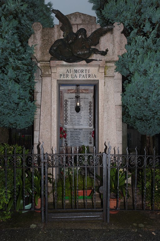 figura di soldato morente con angelo, sole raggiato (monumento ai caduti - a tempietto) di Lusardi Antonio (primo quarto, metà sec. XX, sec. XX)