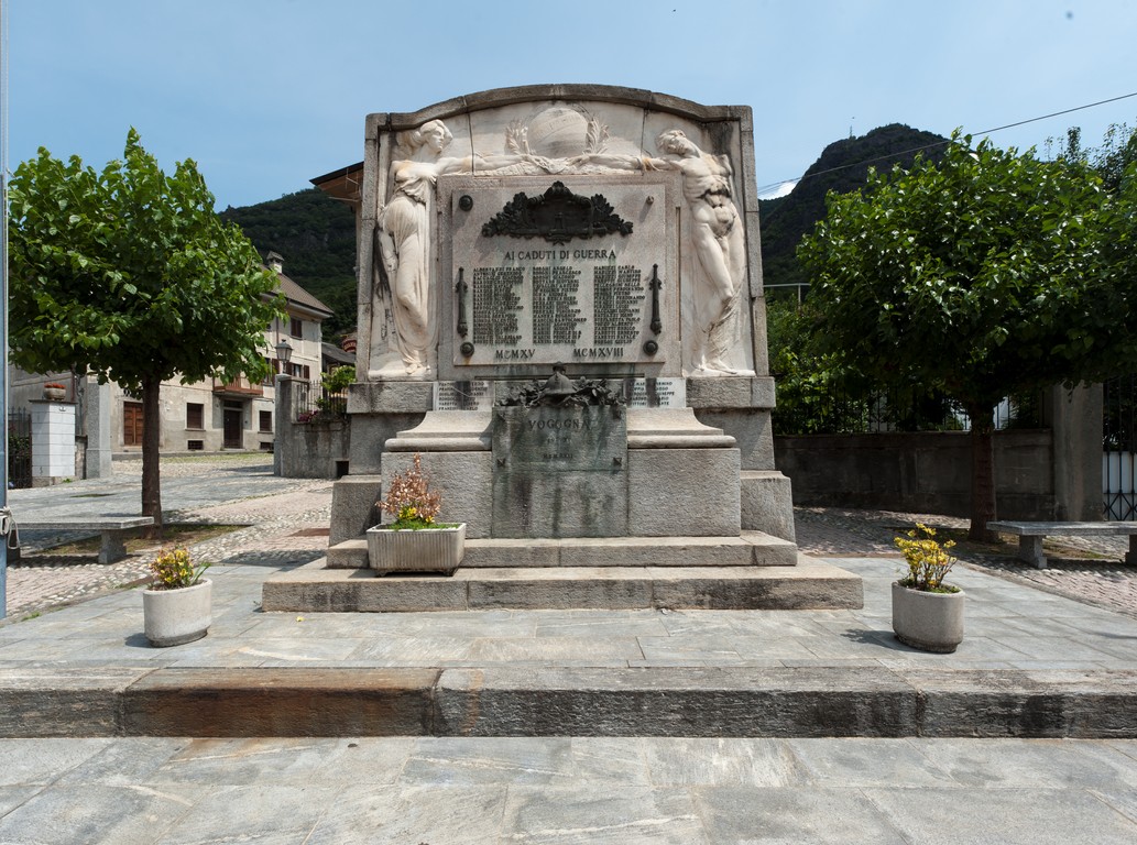 allegoria della Vittoria che porge corona di alloro a un soldato morto per la patria (monumento ai caduti - ad ara) di Pozzi, Giovanni Oreste, Vietti-Violi Paolo (primo quarto sec. XX)