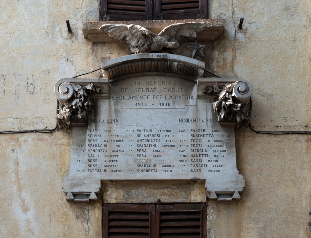 allegoria della Vittoria come aquila (lapide commemorativa ai caduti) di Rossi, Gaudenzio (primo quarto sec. XX)