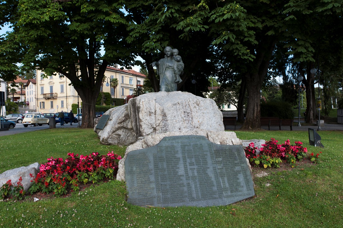 figura di madre che depone fiori, con bambino (monumento ai caduti - a cippo) di Troubetzkoy Paolo (primo quarto sec. XX)