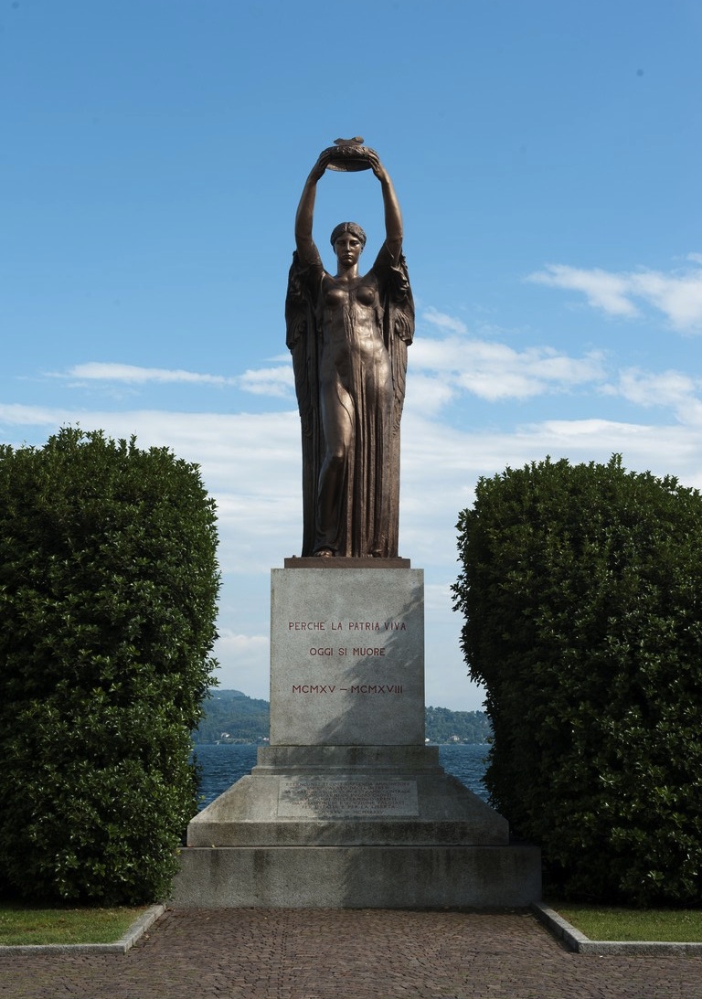 allegoria della Vittoria come donna vestita all'antica (monumento ai caduti - a cippo) di Orsolini, Gaetano (secondo quarto, metà sec. XX, sec. XX)