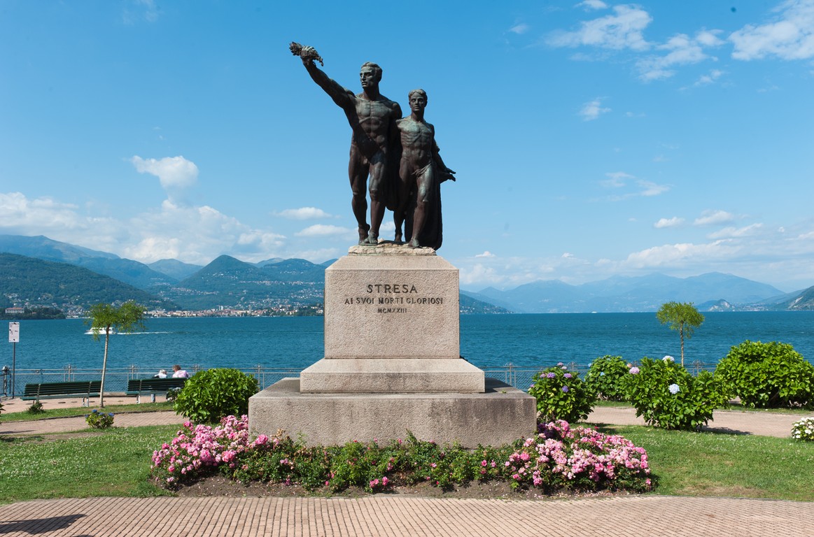 allegoria del soldato come eroe antico (monumento ai caduti - a cippo) di Pozzi, Giovanni Oreste, Carnelli L. Ditta (primo quarto, metà sec. XX, sec. XX)