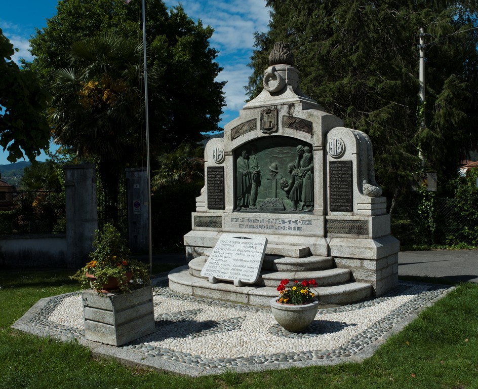 famigliari che piangono la morte del soldato (monumento ai caduti - ad ara) di Tabozzi Antonio, Mazzola Achille, Tabozzi Emilio (primo quarto, metà, ultimo quarto sec. XX, sec. XX, sec. XX)