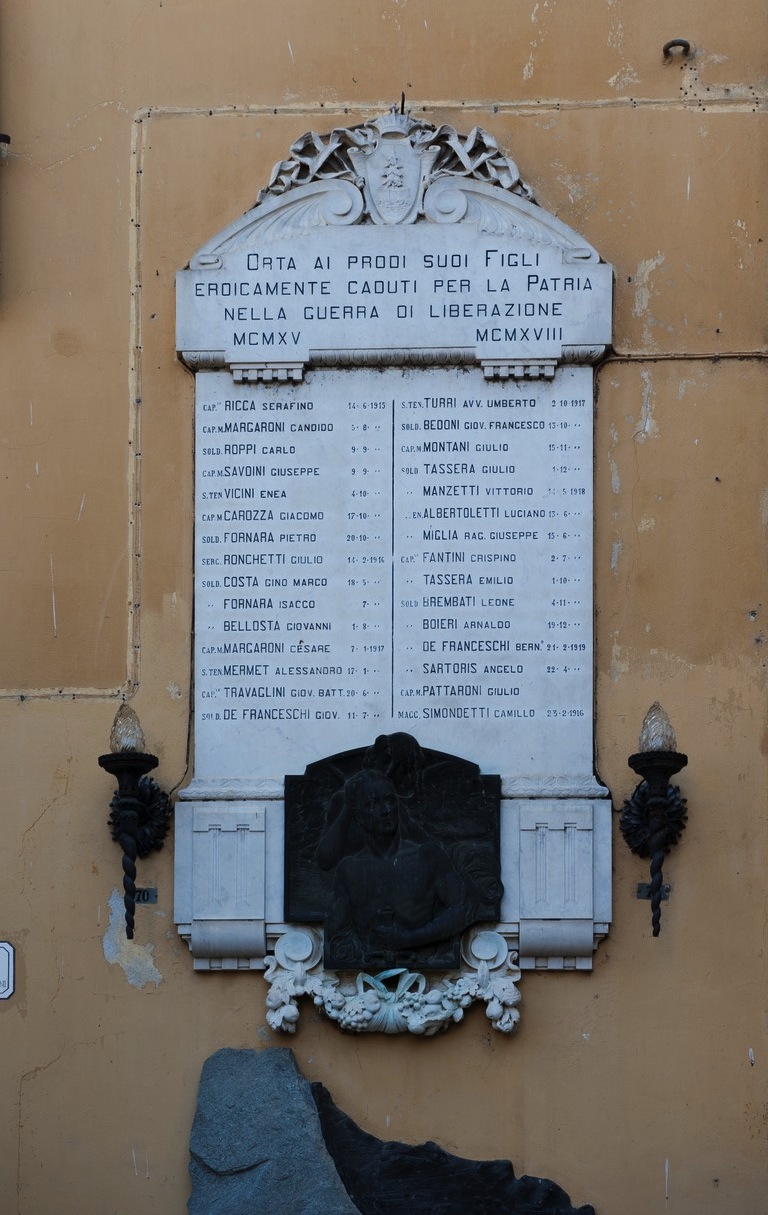 allegoria della Vittoria che bacia un soldato, stemma comunale (lapide commemorativa ai caduti) di Tantardini, Edoardo (primo quarto sec. XX)