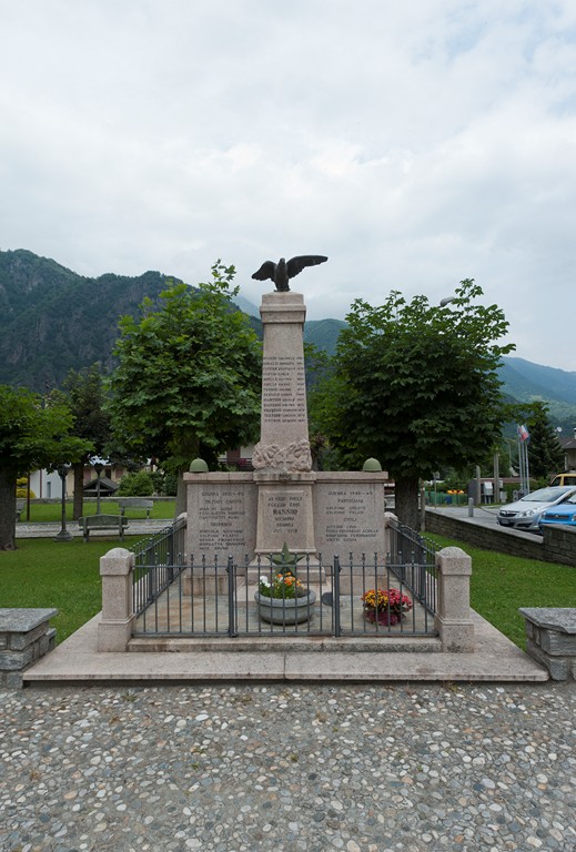 allegoria della Vittoria come aquila, elmo/ i (monumento ai caduti - ad obelisco) - ambito piemontese (primo quarto, metà sec. XX, sec. XX)