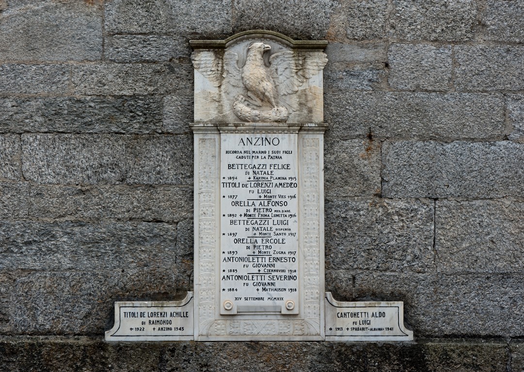 allegoria della Vittoria come aquila (lapide commemorativa ai caduti) di Pozzi, Giovanni Oreste (primo quarto, metà sec. XX, sec. XX)