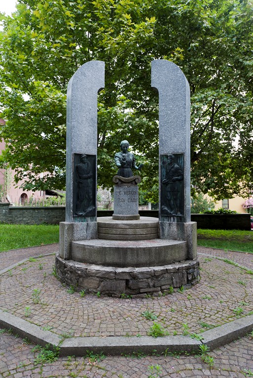 donna che onora la tomba del soldato, figura di soldato: fante (monumento ai caduti - a cippo) di Baldioli Eraldo, Battaglia & C. Ditta (primo quarto sec. XX)