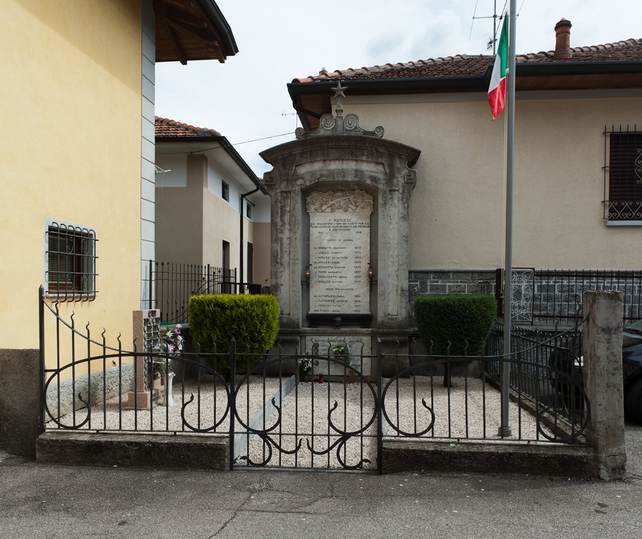 tropaion in relazione alle armi (monumento ai caduti - a tempietto) - produzione piemontese (primo quarto, metà sec. XX, sec. XX)