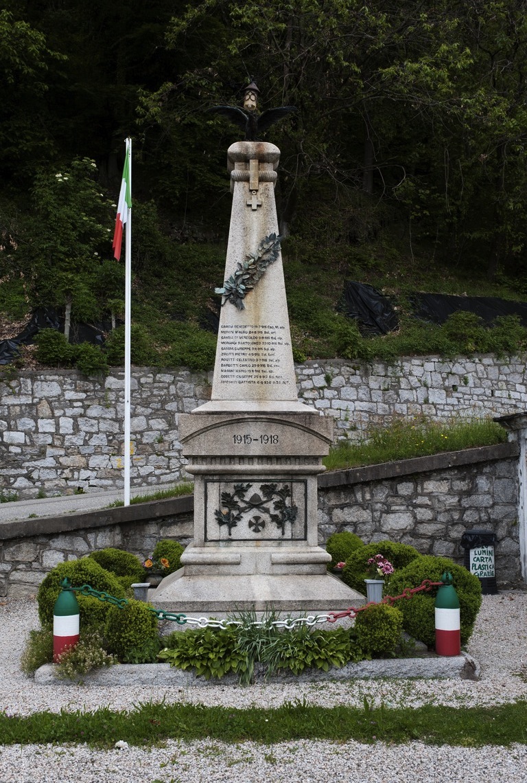 allegoria della Vittoria come aquila, tropaion in relazione alle armi (monumento ai caduti - ad obelisco) - ambito piemontese (primo quarto sec. XX)