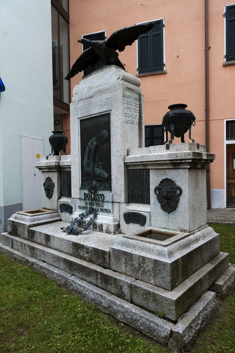 figura di donna piangente che depone fiori e corona di alloro, allegoria della Vittoria come aquila, teste leonine (monumento ai caduti - a fontana) di Mazzola Achille (primo quarto, metà sec. XX, sec. XX)