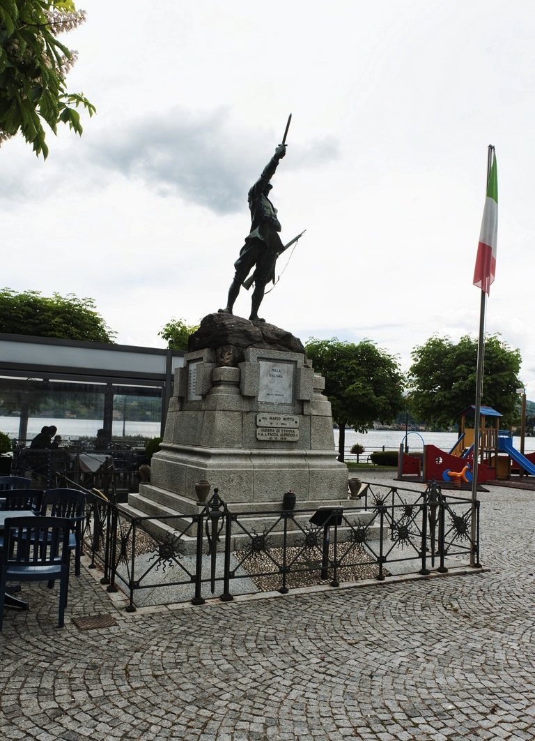 La difesa della bandiera, figura di soldato: fante (monumento ai caduti - a cippo) di Tedeschi Giovanni Battista (primo quarto sec. XX)