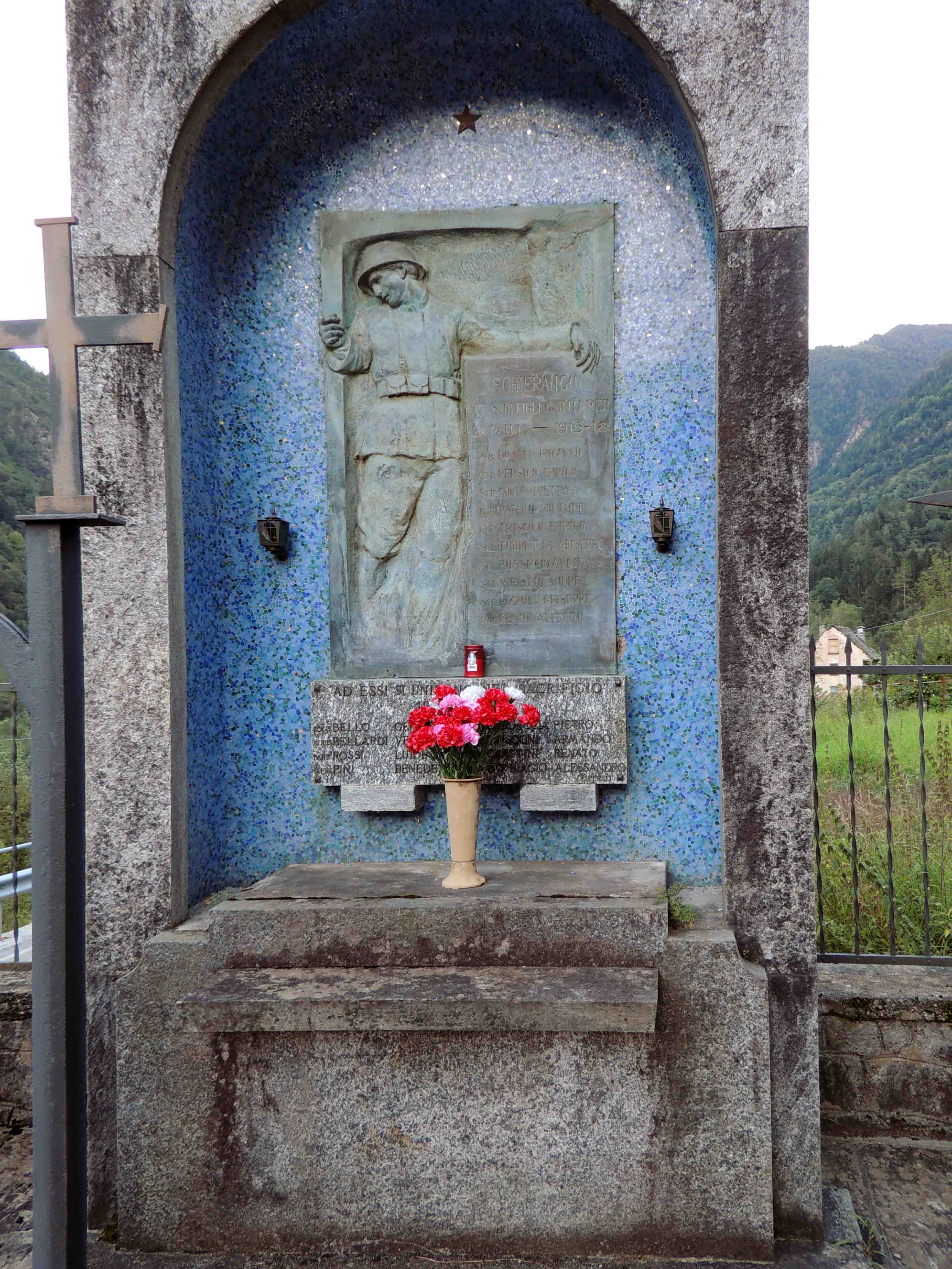 figura di soldato: fante (monumento ai caduti - a tempietto) di Balzardi Angelo - ambito piemontese (primo quarto, metà sec. XX, sec. XX)