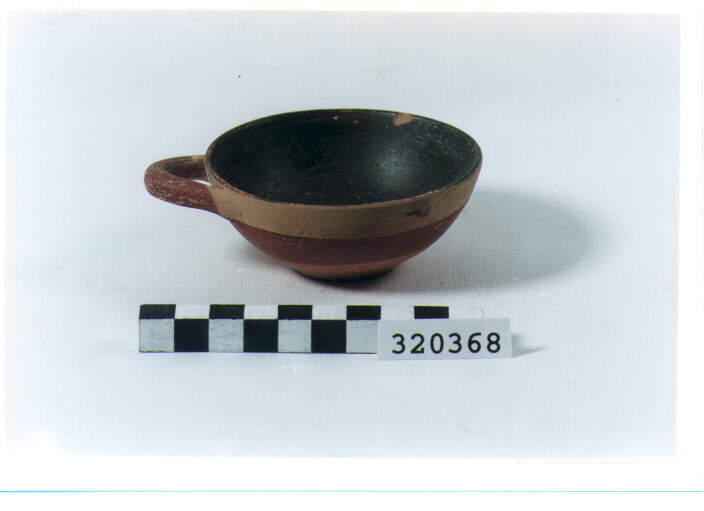 coppetta monoansata - produzione magnogreca (metà sec. V a.C)