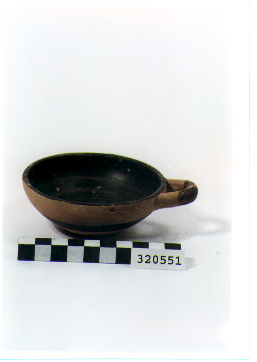 coppetta monoansata - produzione metapontina (metà sec. V a.C)