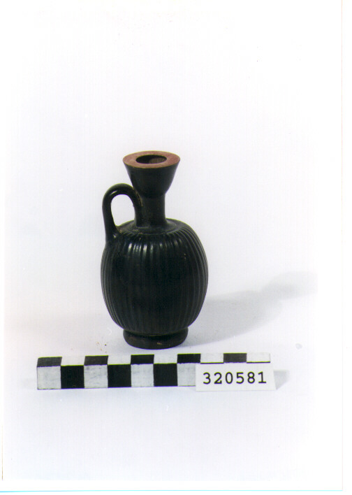 squat lekythos - produzione magnogreca (seconda metà sec. V a.C)