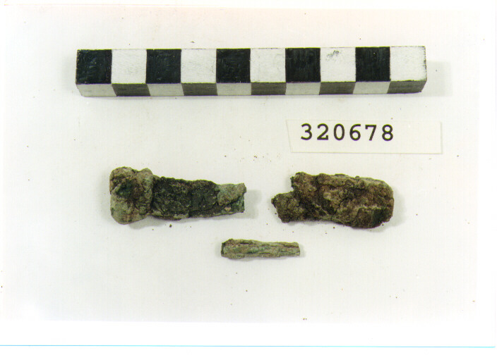 fibula/ forma parzialmente ricostruibile - produzione magnogreca (seconda metà sec. I a.C)