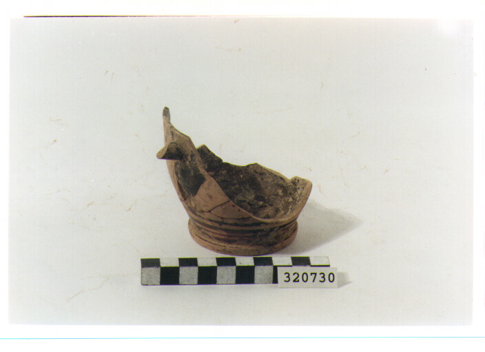 owl-skyphos/ forma parzialmente ricostruibile - produzione lucana (prima metà sec. IV a.C)