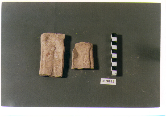 pinax votivo/ frammento - produzione metapontina (seconda metà sec. IV a.C)