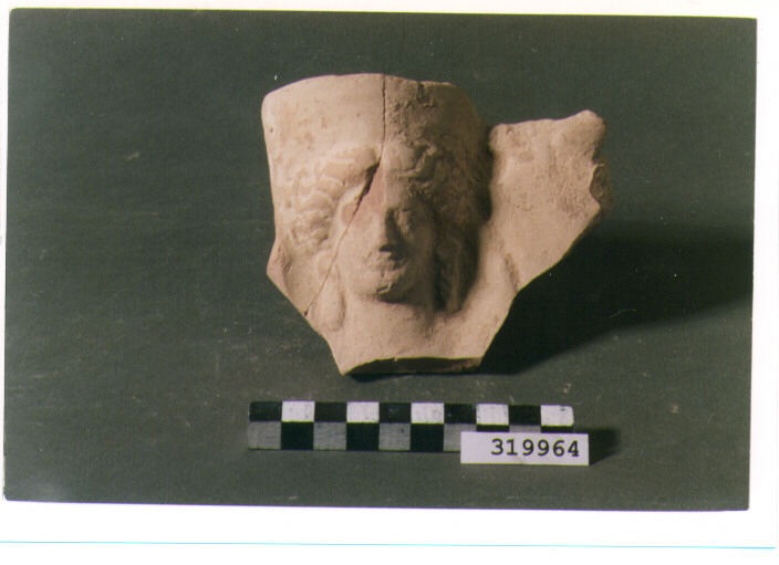 pinax votivo/ frammento - produzione magnogreca (sec. IV a.C)