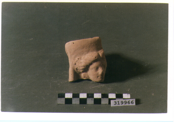 pinax votivo/ frammento - produzione magnogreca (sec. IV a.C)