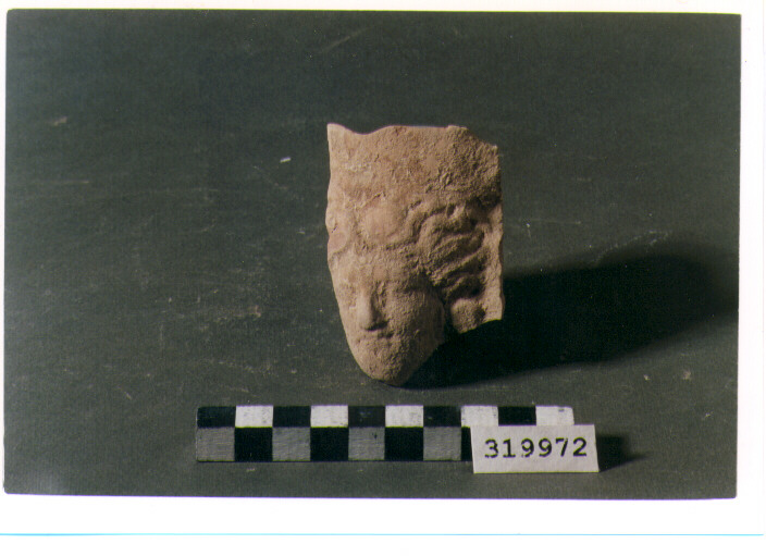 pinax votivo/ frammento - produzione magnogreca (sec. IV a.C)