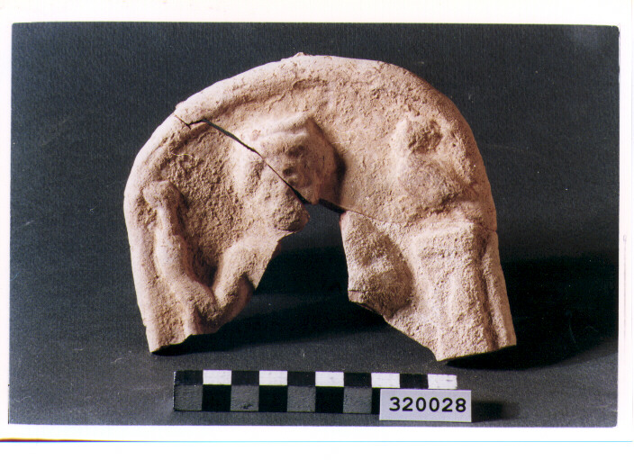 pinax votivo/ frammento - produzione magnogreca (secc. IV/ III a.C)