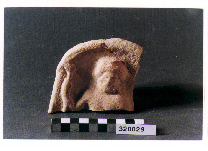 pinax votivo/ frammento - produzione magnogreca (secc. IV/ III a.C)