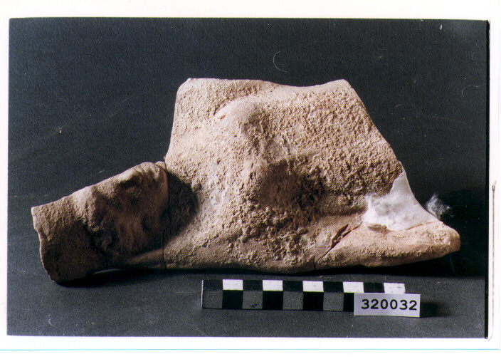 pinax votivo/ frammento - produzione magnogreca (secc. V/ IV a.C)