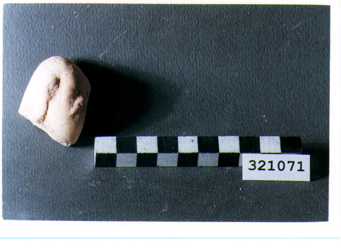 pinax votivo/ frammento - produzione magnogreca (sec. IV a.C)