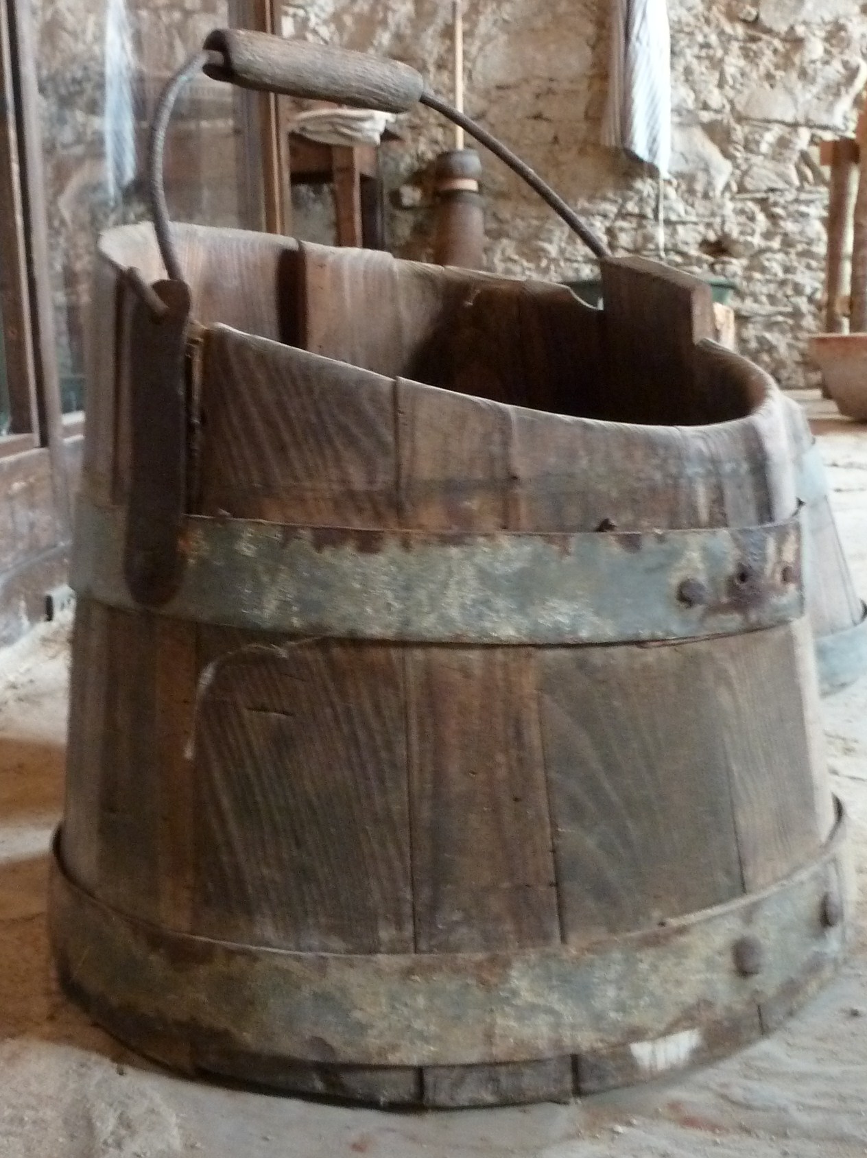 soggetto assente (secchio portalatte, contenitore) di Sciandini Onorato (falegname) - ambito mendaticese (1950/ 1960)